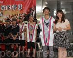 张渝姗（右1）暑假中将带领南投县民和国中合唱团进军国际合唱比赛，将布农学童的天籁之音带到国际舞台上。图右2为张渝姗第一年的学生申慧光。（摄影：林萌骞/大纪元）