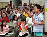 10歲的林小弟弟在漳興里里民大會發言，創下最低齡發言紀綠，受全場注目。（南投市公所提供）