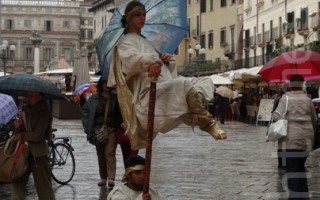 意大利街头的空中漂浮魔术