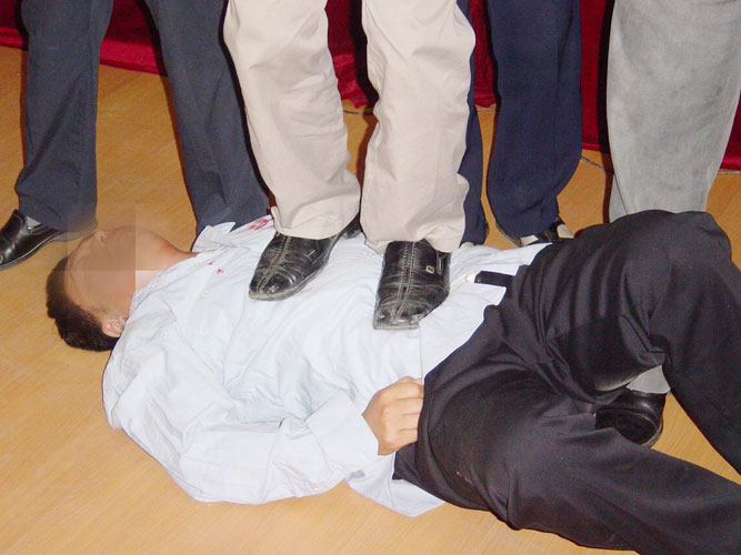 酷刑图示:毒打(图片来源:明慧网)