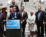 圖：17日(週五)中午，洛杉磯市市長候選人埃利克‧加希提（Eric Garcetti）和和眾多支持者，在洛杉磯市府大樓前舉行競選集會，圖中加希提正在發言。（攝影：張岳/大紀元）