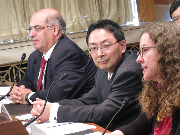 22日在國會聽證會上發言的Woodrow Wilson中心中國環境論壇總監 Jennifer Turnner(右一)說,目前北京煙霧瀰漫的空氣困擾,正是中國以兩位數字經濟增長所付出的沉重代價的例證。而中國環境污染的代價仍在日趨增長。(攝影:林南/大紀元) 22日在國會聽證會上發言的Woodrow Wilson中心中國環境論壇總監 Jennifer Turnner(右一)說,目前北京煙霧瀰漫的空氣困擾,正是中國以兩位數字經濟增長所付出的沉重代價的例證。而中國環境污染的代價仍在日趨增長。(攝影:林南/大紀元)