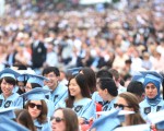 2013年5月22日上午，近1萬4千名各國學生參加了當年哥倫比亞大學畢業典禮。圖為華裔學生在畢業典禮上。（攝影：杜國輝/大紀元）