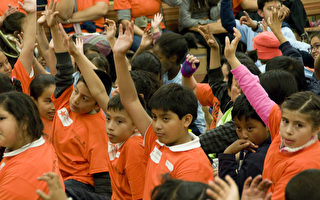 舊金山拉丁裔慶祝孩子英語達到熟練級