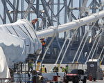工人們5月23日開始整修海灣大橋的問題螺栓工作。（攝影：丘石/大紀元）