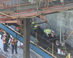 工人们正在海湾大桥东段新桥上实施补救工程。（摄影：丘石/大纪元）