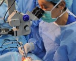 50歲以上的患者實行白內障手術，罹視網膜剝離的風險高達10倍。圖為2011年1月16日，馬尼拉志願醫生免費為400名白內障患者實行手術。（JAY DIRECTO/AFP）