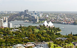 根據經濟合作與發展組織（OECD）的報告，儘管澳洲的經濟發展有放緩跡象，但澳洲仍然是世界上最幸福的國度。圖為澳洲悉尼大橋和悉尼歌劇院遠眺。（攝影：伊羅遜/大紀元）