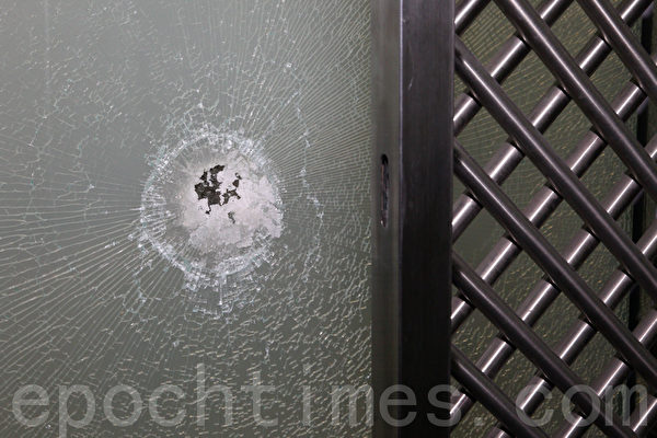 香港《大紀元》印刷廠被暴徒砸毀玻璃大門。（潘在殊／大紀元）