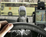 加拿大最新研究報告顯示，駕駛中使用免提手機並未降低安全風險。相反，隨著司機大腦活動增加和心率上升，駕駛中出錯的幾率急劇增加。(Peter Macdiarmid/Getty Images)