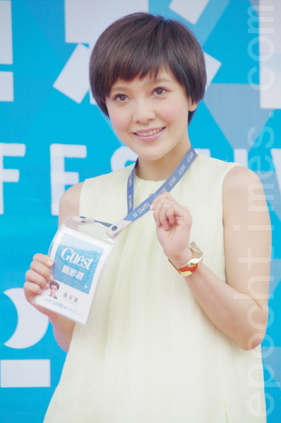 郭采潔開心拿到大使觀影證。(攝影:黃宗茂/大紀元) 郭采潔開心拿到大使觀影證。(攝影:黃宗茂/大紀元)