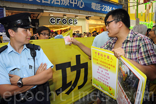 在旺角擺攤的一位市民一百港元諷刺惡徒拿中共的錢。(攝影:潘在殊/大紀元) 在旺角擺攤的一位市民一百港元諷刺惡徒拿中共的錢。(攝影:潘在殊/大紀元)