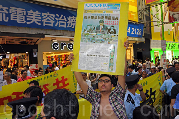 市民向法輪功學員借用揭露中共迫害法輪功的展板向惡徒展示。(攝影:潘在殊/大紀元) 市民向法輪功學員借用揭露中共迫害法輪功的展板向惡徒展示。(攝影:潘在殊/大紀元)