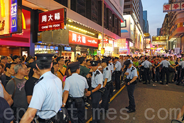 大批警方到場組成人鏈,分隔市民。(攝影:潘在殊/大紀元) 大批警方到場組成人鏈,分隔市民。(攝影:潘在殊/大紀元)