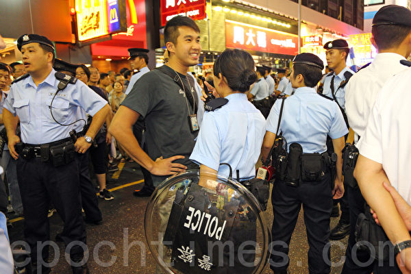 有女警拿防暴盾牌。(攝影:潘在殊/大紀元) 有女警拿防暴盾牌。(攝影:潘在殊/大紀元)