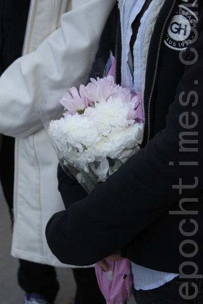 与会者手捧鲜花(摄影:李景行/大纪元) 与会者手捧鲜花(摄影:李景行/大纪元)