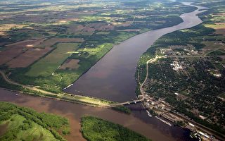 密西西比河水位暴涨 邻近市镇防洪戒备