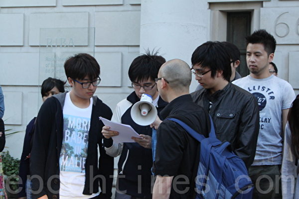 与会者把“天安门母亲”所搜集的六四遇难者的名字一一念出,表示这些名字永远不会被忘记。(摄影:李景行/大纪元) 与会者把“天安门母亲”所搜集的六四遇难者的名字一一念出,表示这些名字永远不会被忘记。(摄影:李景行/大纪元)