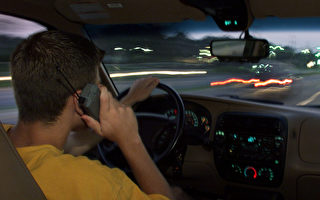 马州对驾驶用手机处以罚单