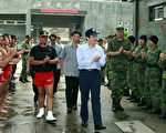 总统马英九（前中）5日嘉许陆军两栖侦察营弟兄的精良战技，这群海龙蛙兵以高昂的士气欢迎总统的莅访。（军闻社提供）