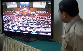 柬埔寨議會日前通過一項法案，否認紅色高棉1970年代暴行的言行視為非法。圖為6月7日，柬埔寨官員觀看議會電視新聞發布。（TANG CHHIN SOTHY/AFP）