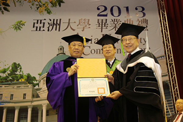 亞洲大學8日舉辦畢業典禮,並頒發亞大第1位名譽博士 學位給遠見雜誌、天下文化創辦人高希均(右)。 (亞洲大學提供) 亞洲大學8日舉辦畢業典禮,並頒發亞大第1位名譽博士 學位給遠見雜誌、天下文化創辦人高希均(右)。 (亞洲大學提供)