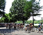 第29屆費城自行車大賽上男子組在比賽中。（攝影：韓林/大紀元）