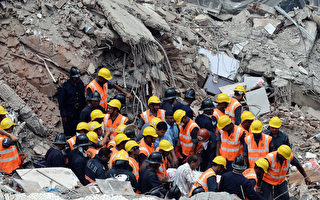 印度孟买市区一处住宅建筑10日晚间局部倒塌，已知有有5人不幸死亡，还有5人仍然受困在瓦砾堆中。救援单位仍在搜寻可能陷在瓦砾中的受害者。(PUNIT PARANJPE/AFP)