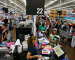 调查显示，加拿大的百万富翁爱去沃尔玛（Wal-Mart）购物。图为美佛州迈阿密沃尔玛。（Joe Raedle/Getty Images）