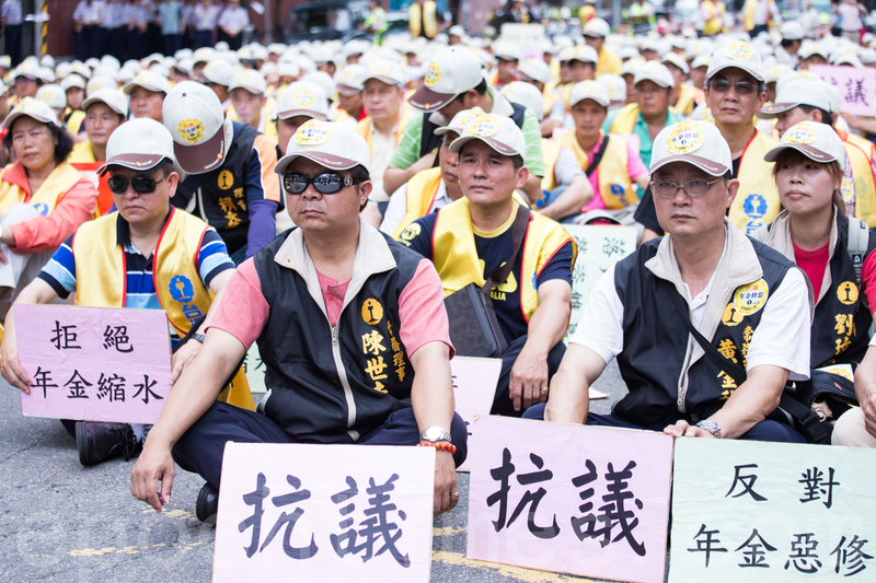 抗议年金改台铁工会拟连假罢工 火车 大纪元