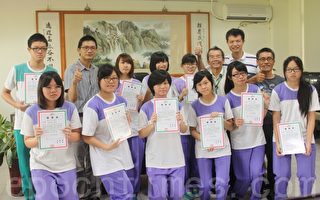 竹山高中10位獲獎學子分享部分獎金傳遞愛心，師長們齊說「讚」！（攝影：林萌騫/大紀元）