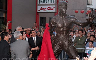 洛杉矶华埠75年庆 李小龙之女为父铜像揭幕