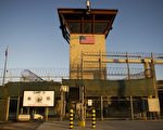 美國總統奧巴馬17日正式委任華府資深律師克里佛.斯隆負責關閉美國在關塔那摩海軍基地的軍事監獄。圖為關塔那摩軍事監獄6號營房正門。(JIM WATSON/AFP/Getty Images)
