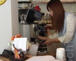 年轻美眉卖咖啡 订公益日捐3成营收