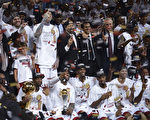 NBA总冠军赛，迈阿密热火（Heat）20日以95比88击败圣安东尼奥马刺（Spurs），总冠军赛封王。（Brendan SMIALOWSKI/AFP）