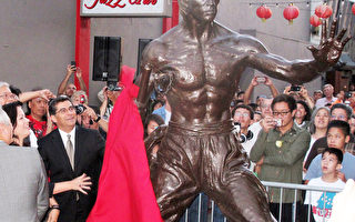 洛華埠75年慶　李小龍銅像揭幕