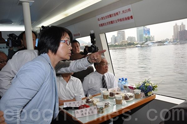 文化局进行海音中心简报,文化部长龙应台关心询问海音建筑配置、动线及交通问题。(摄影:李晴玳/大纪元) 文化局进行海音中心简报,文化部长龙应台关心询问海音建筑配置、动线及交通问题。(摄影:李晴玳/大纪元)