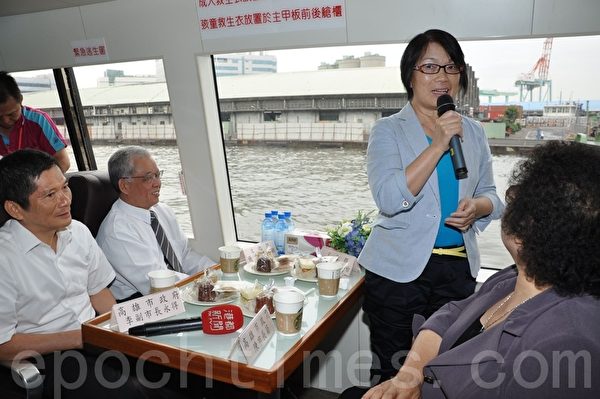 游艇航行到童年故居附近,文化部长龙应台感性分享儿时记忆。(摄影:李晴玳/大纪元) 游艇航行到童年故居附近,文化部长龙应台感性分享儿时记忆。(摄影:李晴玳/大纪元)
