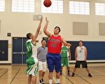 灣區華運會籃球賽於6月22日至23日在庫柏蒂諾市Lynbrook 高中舉行，圖為經文處副處長蔡強華（左二）為籃球賽開球。（攝影：劉凡迪/大紀元）