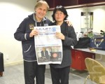 大纪元记者与钢琴王子理查德•克莱德曼手持印有他广告的大纪元报纸在奧克蘭CIVIC劇院合影留念。（攝影：李維/大紀元）