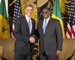 美國總統奧巴馬6月27日和塞內加爾總統薩勒會面，開始對非洲三國為期一週的訪問。這是奧巴馬當選美國總統以來，第二次訪問非洲。(JIM  WATSON/AFP)