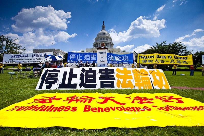 图为2010年7月22日下午,来自世界各地的部分法轮功学员在美国首都华盛顿的国会山举行“7·20”反迫害集会。(Mark Zou/大纪元)