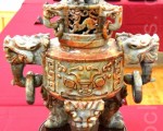 这是在中国节展出的仿人面玉香炉，它是商代（公元前1300-1100年）晚期王室祭天用的玉器。（摄影：良克霖/大纪元）