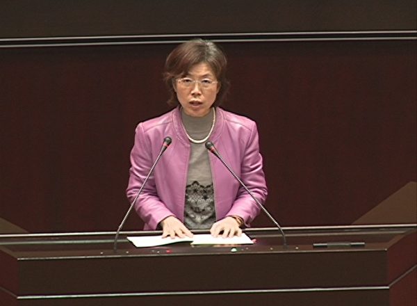 2012年12月11日下午台湾民进党立委尤美女在立法院提案关注及救援中国良心犯，获各党派无异议通过。（新唐人电视截图）