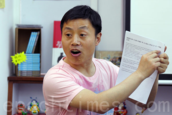 在被关押五周之后,揭露中共马三家劳教所罪恶的中国记者和纪录片制片人杜斌周一(8日)被保释。图为杜斌上月来港出席《小鬼头上的女人》纪录片首映,他曾强调不怕中共秋后算账。(摄影: 潘在殊/大纪元) 在被关押五周之后,揭露中共马三家劳教所罪恶的中国记者和纪录片制片人杜斌周一(8日)被保释。图为杜斌上月来港出席《小鬼头上的女人》纪录片首映,他曾强调不怕中共秋后算账。(摄影: 潘在殊/大纪元)