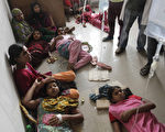 孟加拉國首都達卡一家服裝廠約450名工人，6月30日在飲用工廠供水後出現中毒症狀而被送醫。(STR / AFP)