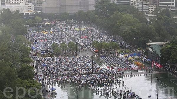 “有什么比共匪更可怕” 风雨难阻港人七一上街(图文)