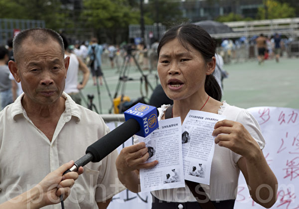 冉崇碧控诉五岁幼女遭强暴,在大陆申冤无门,被迫来香港求援。她控诉中共统治下的社会,没有天理,非常黑暗。(摄影:余钢/大纪元)