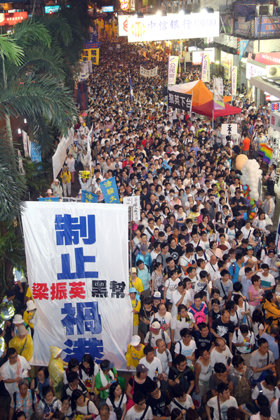 三号强风袭港,难阻香港人参加七一游行,43万港人无惧风雨,高喊港共特首梁振英下台,图为法轮功的游行队伍。(摄影:潘在殊/大纪元) 三号强风袭港,难阻香港人参加七一游行,43万港人无惧风雨,高喊港共特首梁振英下台,图为法轮功的游行队伍。(摄影:潘在殊/大纪元)