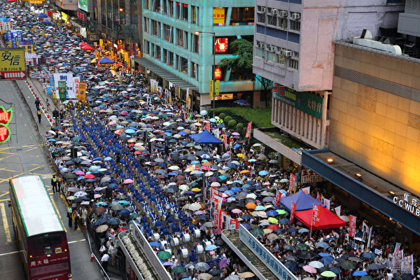 三号强风袭港,难阻香港人参加七一游行,43万港人无惧风雨,高喊港共特首梁振英下台,图为法轮功的游行队伍。(摄影:潘在殊/大纪元) 三号强风袭港,难阻香港人参加七一游行,43万港人无惧风雨,高喊港共特首梁振英下台,图为法轮功的游行队伍。(摄影:潘在殊/大纪元)